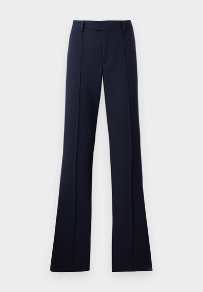 Modre, široke hlače iz gladkega materiala. Imajo ravno sprednjo stran, zanke za pas in pregibne gube. Ni vidnih vzorcev ali dodatkov.