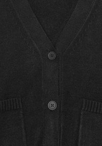 Juodas kardiganas su V formos iškirptė, tekstūruotu megztu audiniu, dviem kišenėmis ir trimis apvaliais juodais mygtukais priekyje.