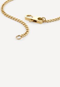 Bracciale in oro con anelli intrecciati e un fermo distintivo dotato di un anello per una chiusura sicura. Finitura liscia e lucida.