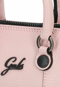 Borsa a tracolla in pelle rosa a granulazione sottile con cerniera nera, dotata di un accento argentato e una placca con logo nera. Texture liscia con cuciture visibili.