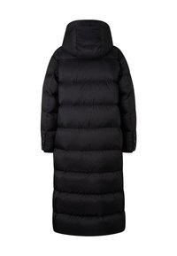 Doudoune noire avec capuche, présentant un design matelassé et des boutons sur les manches, offrant une silhouette longue et isolée.