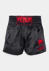 Schwarze Satin-Boxershorts mit einem roten, gestickten "Venum"-Logo am Bund und am rechten Bein. Verfügt über einen elastischen Bund für Flexibilität.