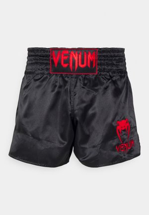 Črne satenske boksarske hlače z rdečim vezenim logotipom "Venum" na pasu in desni nogi. Imajo elastičen pas za prilagodljivost.