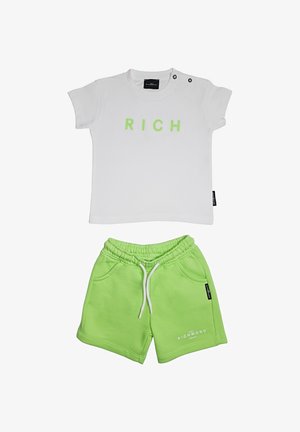 Maglietta bianca a maniche corte per bambini con la scritta "RICH" in verde, abbinata a pantaloncini con vita elastica verde neon, coulisse bianca e tasche.