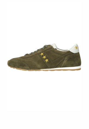 Grüner Veloursleder-Sneaker mit weißer Ferse, verziert mit vier gelben Sternen an der Seite und einem am Fersenlasche, hellbraune Sohle.