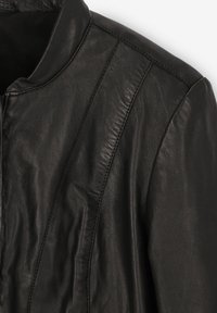 Svart läderjacka med ståkrage, slät struktur och vertikala sömndetaljer på framstycket.