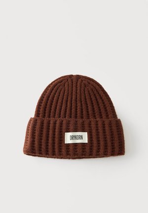 Braune gestrickte Mütze mit breitem Rippstrick und umgeschlagenem Bündchen mit einem weißen rechteckigen Etikett mit dem Text "DRYKORN".