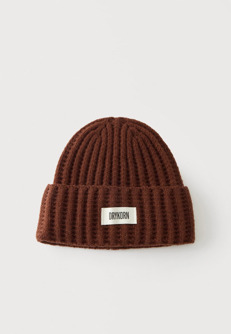 Bonnet tricoté marron avec larges côtes et revers plié comportant une étiquette rectangulaire blanche avec le texte "DRYKORN".