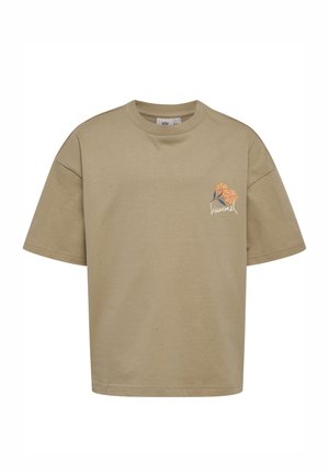 Beige T-Shirt mit kurzen Ärmeln, rundem Halsausschnitt, kleinem orangefarbenem Blumenmotiv und weißem „hummel“-Schriftzug auf der linken Brust.