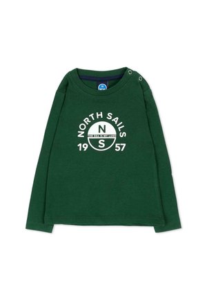 Camisa de manga larga verde oscuro con logo y texto blanco de North Sails "The sea is my land 1957," y botones de presión en un hombro.