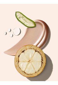 Tværsnit af baobabfrugt, aloe vera-skive, klare væskedråber og et beige cremeudstrygning på en lys baggrund.