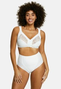 Soutien-gorge blanc avec des bordures en dentelle, à larges bretelles et à design en V. Sous-vêtements blancs taille haute avec des détails texturés. Pas de caractéristiques supplémentaires.