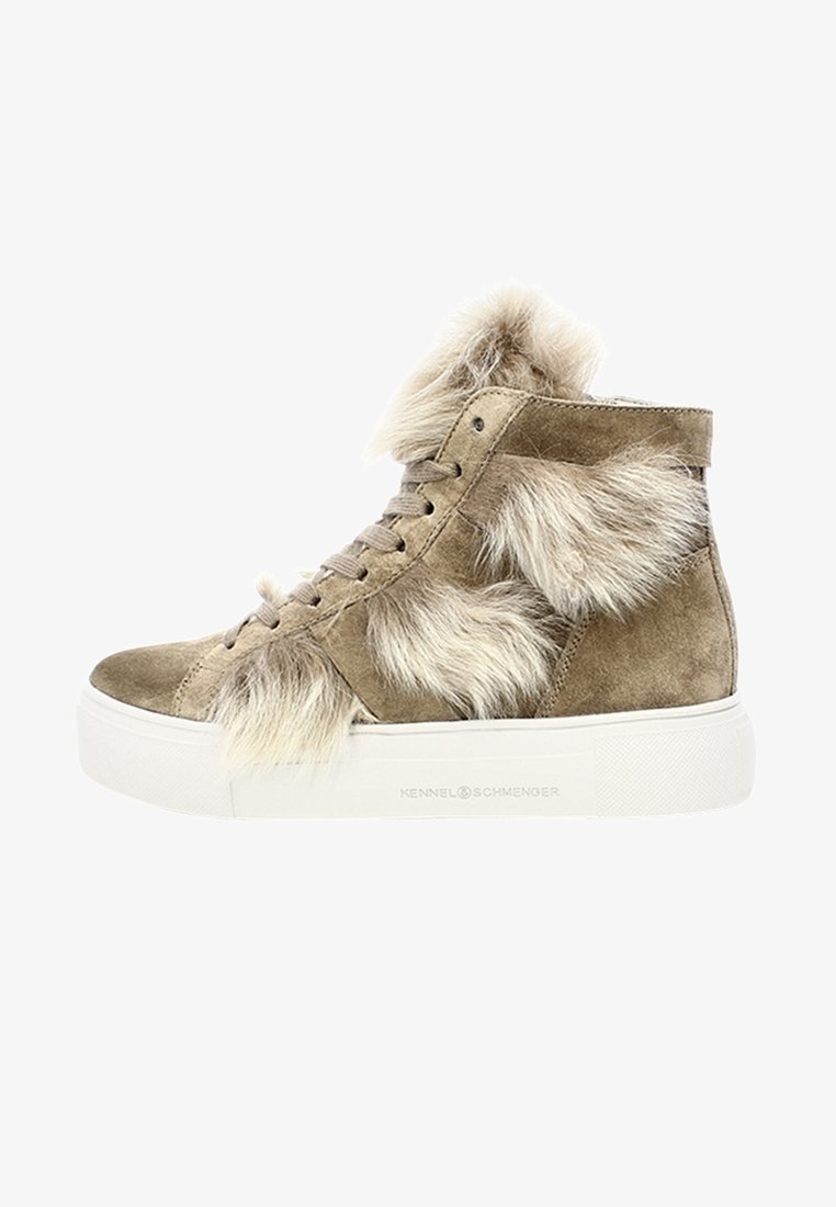 Sneaker alta in suede beige con accenti in pelliccia sintetica, suola in gomma bianca e allacciatura frontale. Presenta un dettaglio testurizzato sui pannelli laterali.