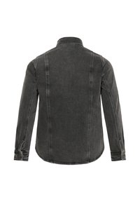 Giacca di jeans nera con maniche lunghe, colletto a punta e cuciture a contrasto. Presenta un orlo curvo e polsini con bottoni. Vista posteriore.