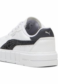 Weißer Sneaker aus Leder mit strukturierten schwarzen Akzenten. Verfügt über eine dicke Sohle und ein erhabenes Logo an der Ferse. Klassisches Schnürdesign.