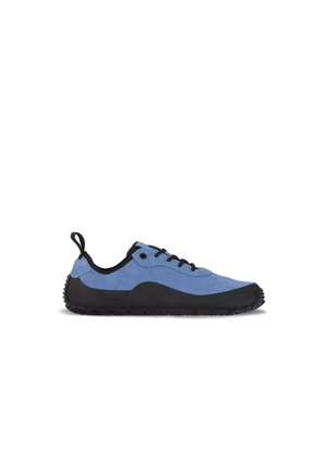 Blauwe lage minimalistische schoen met zwarte zool, zwarte veters en een hieltreklip, in zijaanzicht op witte achtergrond.