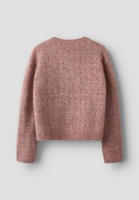Maglione corto lavorato a maglia di un delicato rosa con un motivo testurizzato di piccoli fori e righe. Colletto e polsini a coste per un tocco in più.