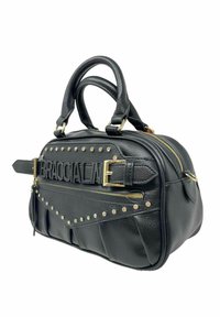 Borsa a mano in pelle nera con accessori in oro, caratterizzata da borchie, una cerniera laterale e un logo in rilievo ben visibile. Forma arrotondata con due manici.