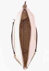 Jasnoróżowa torebka pikowana z złotym łańcuchem, z otwartym zamkiem błyskawicznym, odsłaniającym beżowe podszewkę z wzorem logo marki.