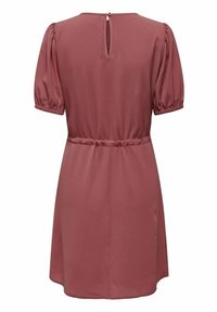 Robe mauve longueur genou avec manches courtes bouffantes, taille élastique et fermeture dos par bouton avec ouverture en forme de trou de serrure.