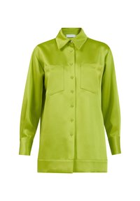 Camisa abotonada verde de satén con cuello, dos bolsillos en el pecho y mangas largas, con una textura suave y un dobladillo recto.