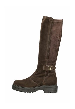 Botte hauteur genou en daim marron avec une semelle à crampons noire et une sangle décorative avec boucle métallique sur le côté.