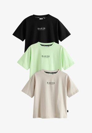 Drei T-Shirts gestapelt: eines schwarz, eines mintgrün und eines beige. Alle haben kurze Ärmel und besitzen ein Logo auf der Vorderseite in schwarzer Schrift.