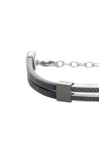 Pulsera de cuero con correas grises y negras, que presenta un cierre de plata y acentos de fibra de carbono. Textura suave con detalles de hardware metálico.