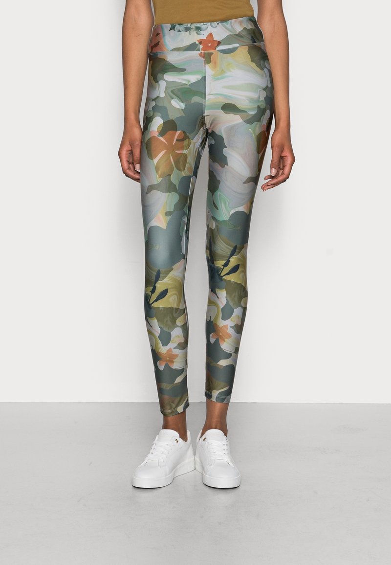 Tights i ett färgglatt blommigt kamouflage mönster, tillverkade av elastiskt tyg. Hög midja med en slät struktur och figurnära silhuett.