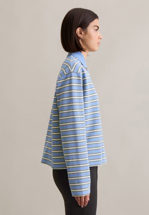 Blauwe gestreepte pullover met een kraag, voorzien van horizontale lijnen in lichtblauwe en groene tinten. Textuurstof, losse pasvorm en lange mouwen.