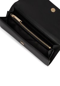 Portofel negru din piele deschis pentru a arăta compartimentul cu fermoar auriu și închiderea cu buton tip snap.