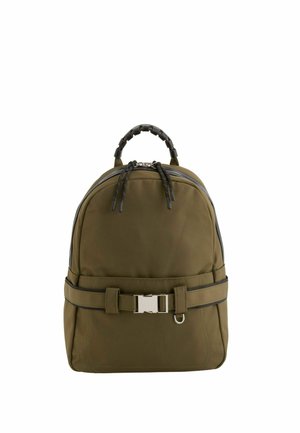 Kompaktowy oliwkowo-zielony plecak z górnym uchwytem, podwójnymi zamkami błyskawicznymi i poziomym paskiem z srebrną klamrą z przodu.