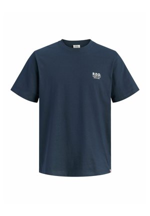 Marineblå T-shirt med korte ærmer og lille hvid tekstlogo "R.D.D. Danish Craft Since 2022" på venstre bryst.