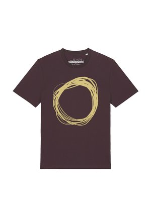 Donkerbruine T-shirt met korte mouwen met een groot abstract beige cirkelvormig gekrabbelontwerp op de borst en een "watapparel" label aan de binnenkant van de kraag.