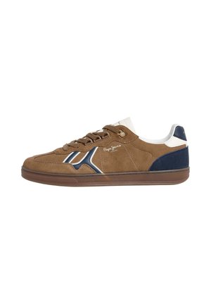 Sneaker in suede marrone con accenti blu navy, dettagli bianchi e lacci piatti. Presenta un logo sul lato e una suola in gomma.