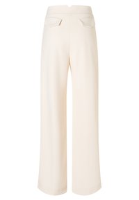 Wijde broek in crèmekleurige stof. Beschikt over twee achterzakken met klepsluitingen en een gladde, gestructureerde afwerking.