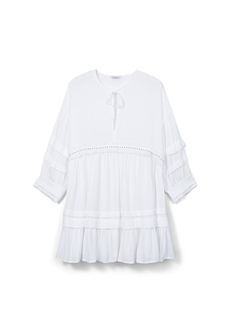 Blouse légère et blanche avec une coupe décontractée, présentant un col rond, un détail à nouer, des manches froncées et un ourlet à volants superposés avec une finition en dentelle.