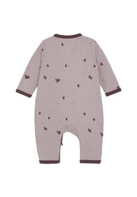 Långärmad baby romper i ljus beige med spridda trämotiv, vinröd kant, mjukt tyg och tryckknappar i grenen för enkel påklädning.