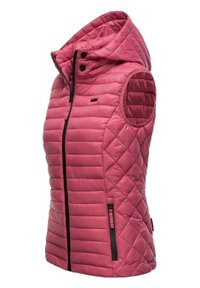 Veste sans manches matelassée rose avec capuche, fermeture éclair devant et poche latérale zippée, vue de côté droit sur fond blanc.