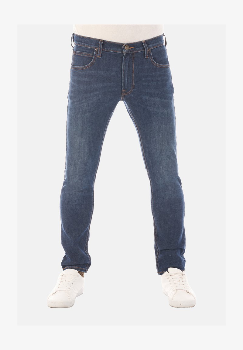 Jeans ajustados de denim azul oscuro, con cinco bolsillos, detalles de costura en naranja y una bragueta estándar con un botón metálico.