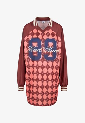 Punase ja roosa pika varrukaga jersei, millel on teemantmustrit, valgete triipudega kaeluses ja mansettides ning "Karl Kari" tikand numbriga 88.