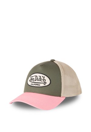 Gorra trucker de malla verde y beige con visera curva rosa y parche con el logo "Von Dutch California" en la parte frontal.