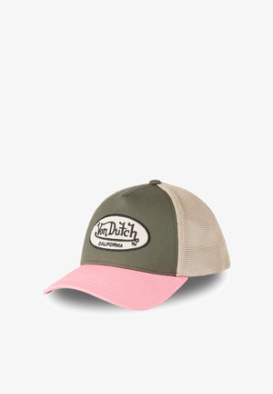 Gorra trucker de malla verde y beige con visera curva rosa y parche con el logo "Von Dutch California" en la parte frontal.