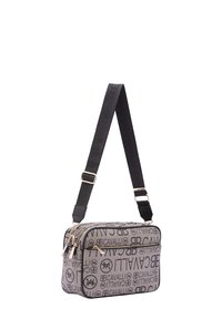 Borsa a spalla nera e grigia di forma rettangolare, con stampa del logo, hardware dorato e tracolla regolabile. Tessuto testurizzato.