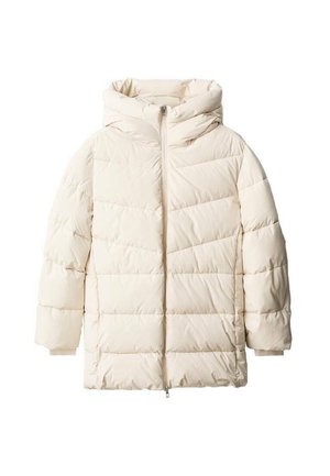 Chaqueta de plumas color crema con capucha, que presenta un cierre con cremallera y diseño acolchado. Textura suave con amplios paneles horizontales y hombros caídos.