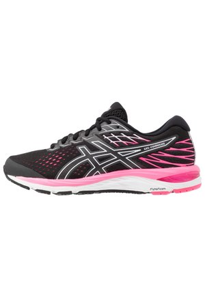 Chaussure de course noire et rose avec semelle blanche, empeigne en mesh et bandes latérales marquées Gel-Cumulus et FlyteFoam.