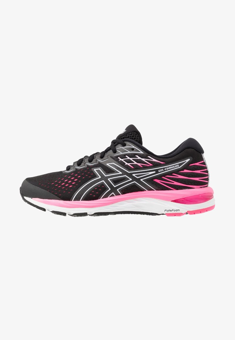 Chaussure de course noire et rose avec semelle blanche, empeigne en mesh et bandes latérales marquées Gel-Cumulus et FlyteFoam.