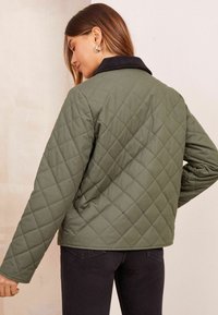 Friends Like These REGULAR FIT - QUILTED  - Lengva striukė - green