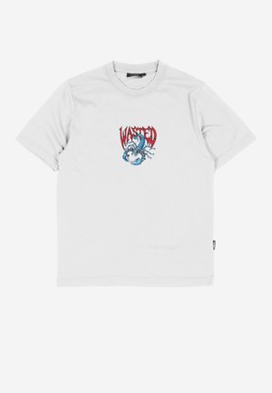 T-shirt bianca a maniche corte con grafica di uno scorpione blu e testo rosso "WASTED", scollatura rotonda e vestibilità comoda.