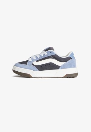 Niebiesko-szary zamszowy sneaker z białymi akcentami, z zaokrąglonym noskiem, sznurowaniem i gumową podeszwą z teksturowanym wzorem.